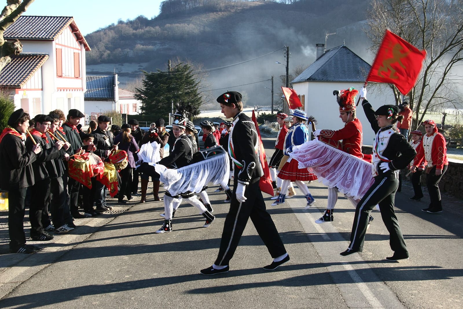 Mascarade de Barcus, en Soule, en 2009 : les Rouges en costume dans la rue du village.