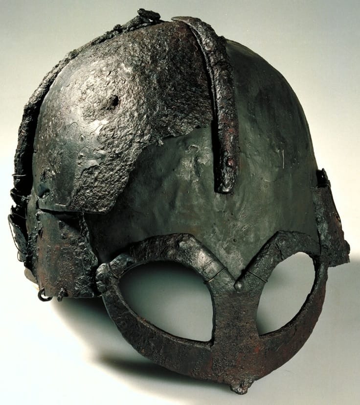 Casque viking de Gjermundbu en fer, calotte ronde et garde-visage en forme de lunettes.