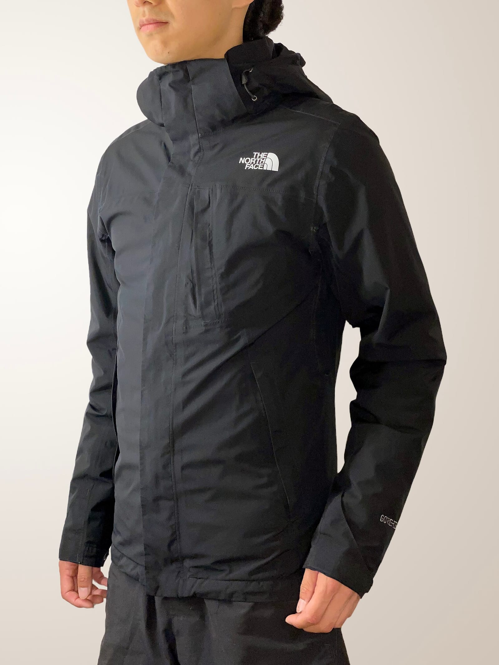 Veste The North Face Mountain Light noire, portée.