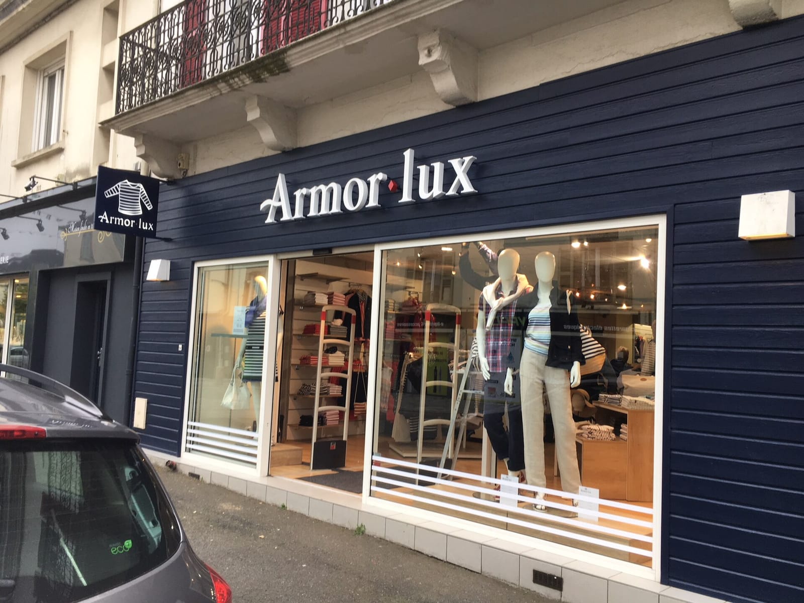Vitrine d'une boutique Armor Lux, mannequins en marinière et pulls marins.